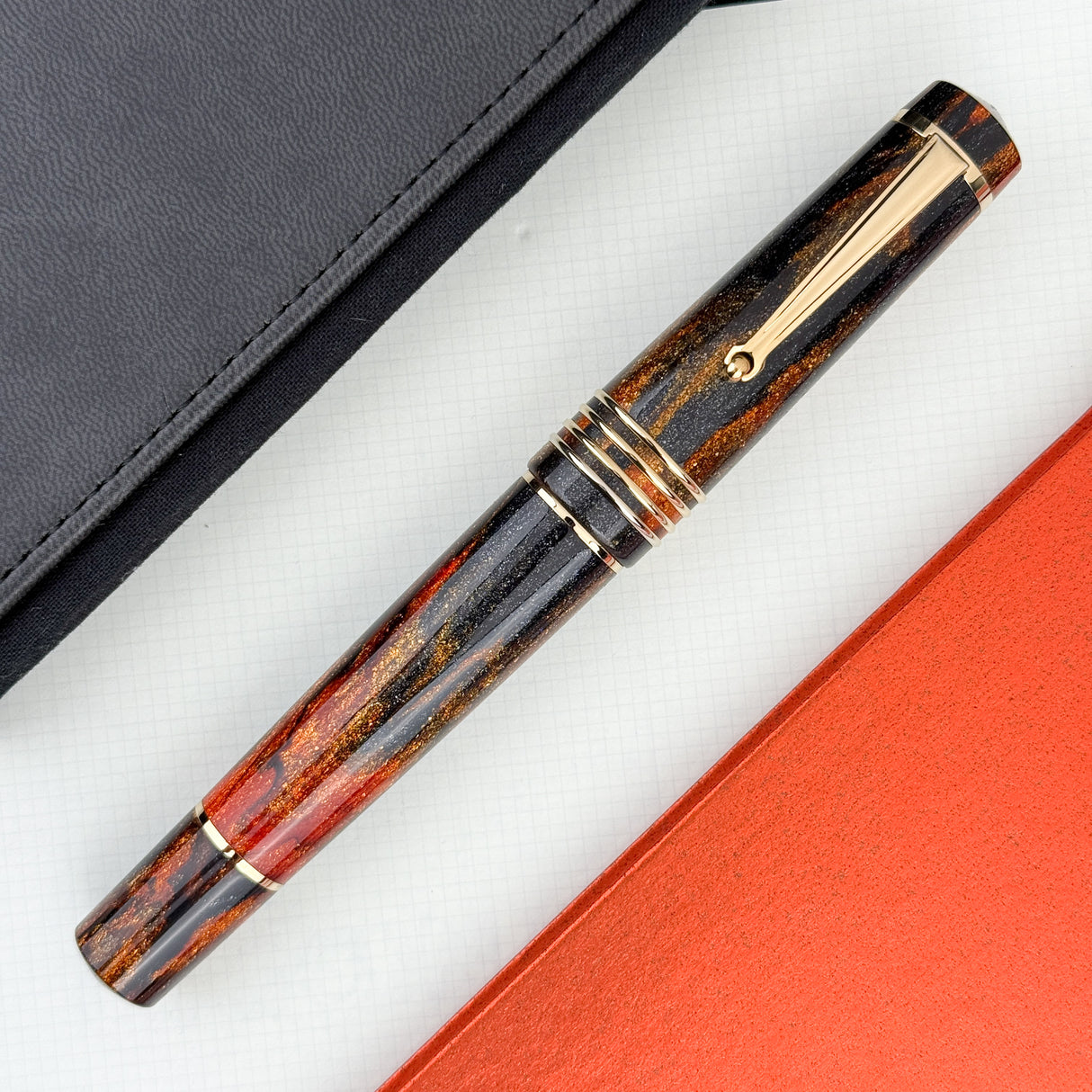 Delta DV Oversize Glow Up Oro Fountain Pen