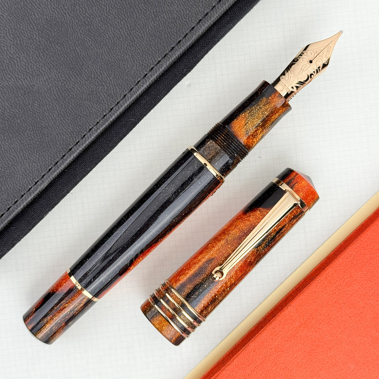 Delta DV Oversize Glow Up Oro "K" - Fountain Pen