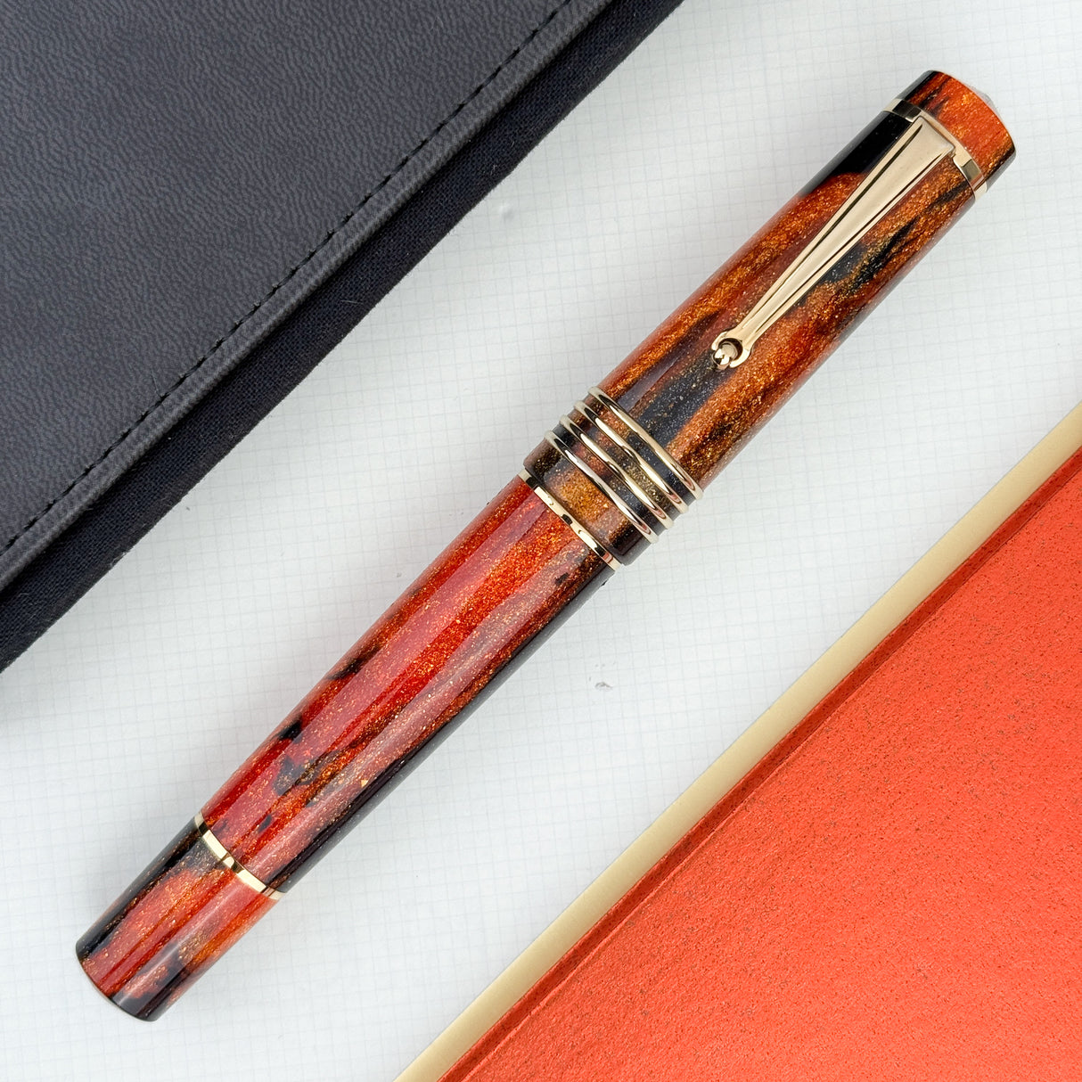 Delta DV Oversize Glow Up Oro "K" - Fountain Pen